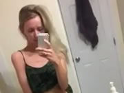 Loira minúsculo adolescente brincar com buceta